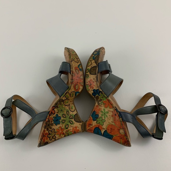 Born Crown Leather Floral Wedge Sandals - Picture 6 of 10